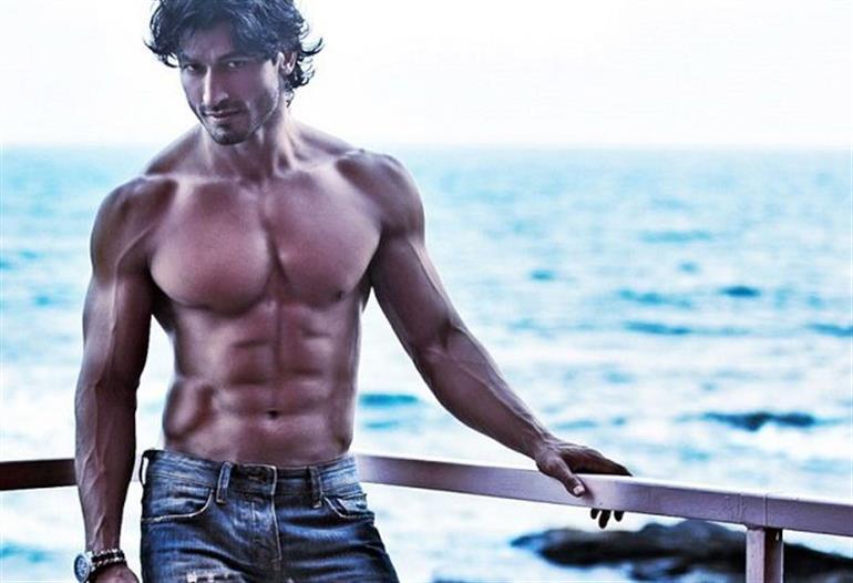 Actor Vidyut Jamwal lands in hometown Jammu, meets fans