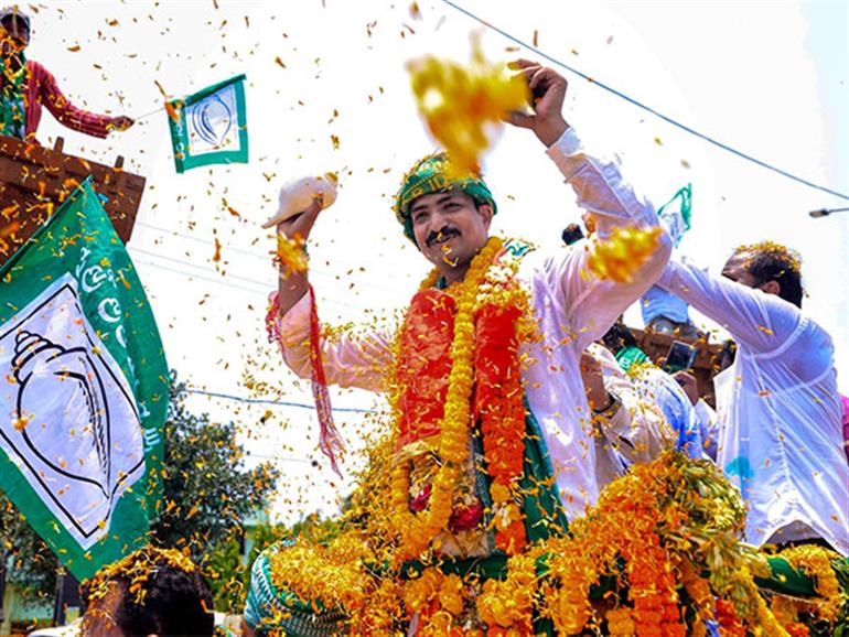 High-flying pilot takes to streets: BJD's Manmath Routhray holds Bullock cart roadshow in Bhubaneswar