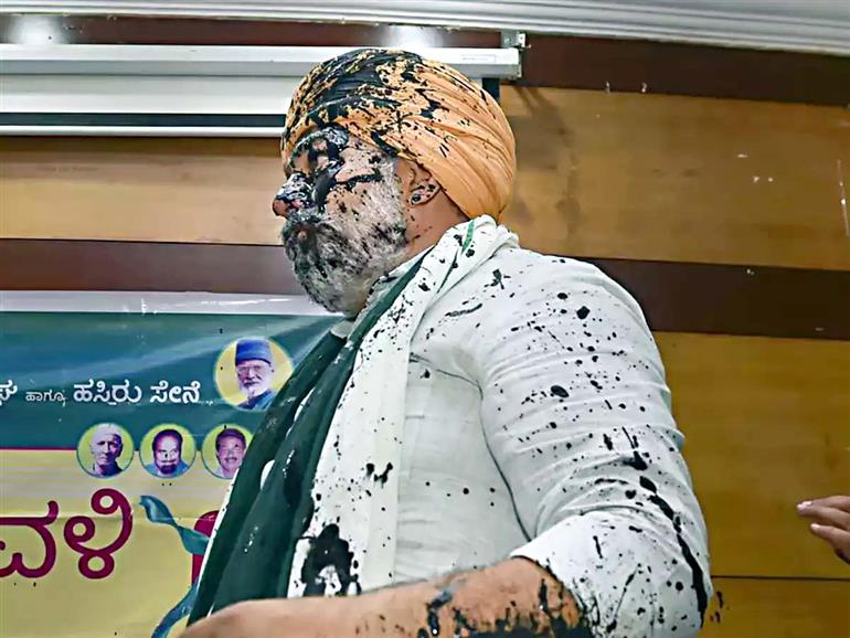 Ink thrown at farmer leader Rakesh Tikait in Bengaluru