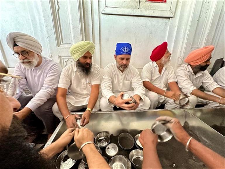 Rahul Gandhi offers 'Sewa' at Golden Temple in Amritsar
