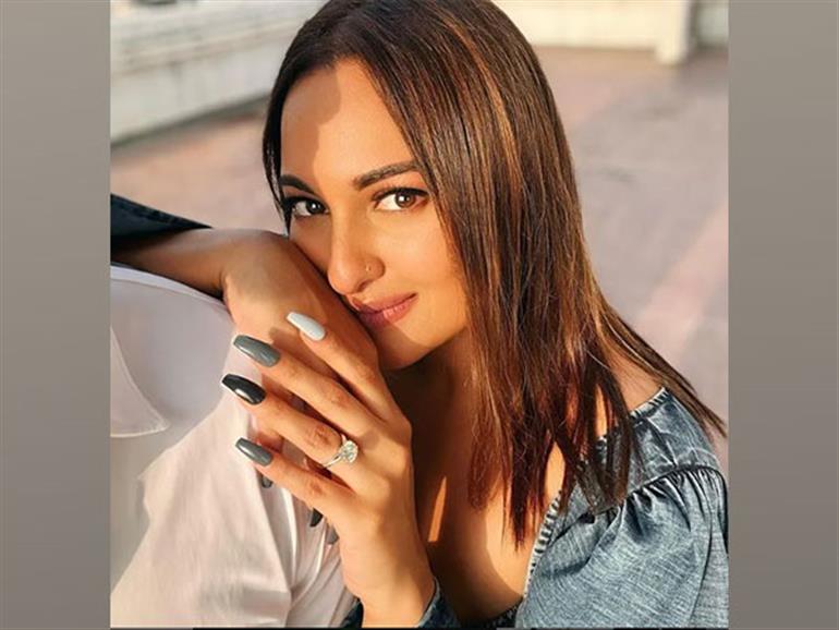 Sonakshi Sinha Engaged Actress Flaunts Diamond Ring While Posing With Mystery Man