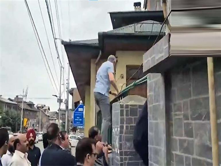 JK: Omar Abdullah hops over wall to visit Srinagar's Naqshband Sahib graveyard, claims was 