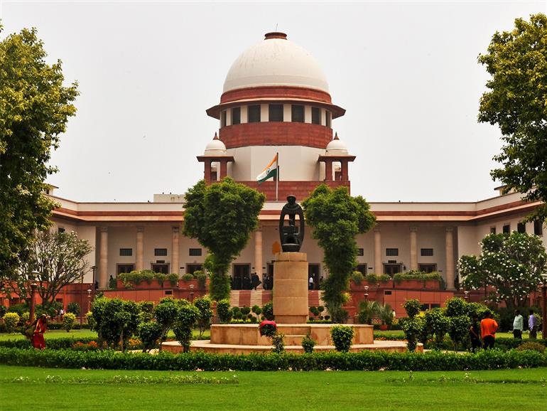 SC takes suo motu cognisance of digital arrest scams, seeks response from Centre, CBI