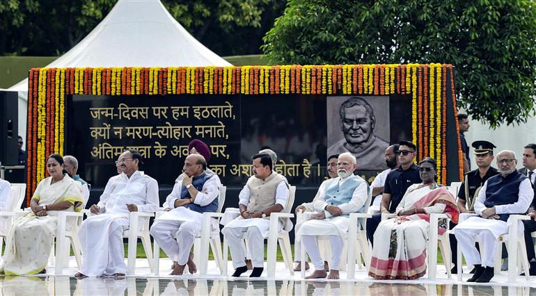 President Murmu, PM Modi and others pay floral tributes to former PM Vajpayee at ‘Sadaiv Atal’
