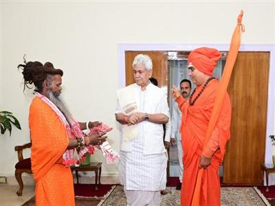 Jagadguru Shankaracharya Swami Shri Adhokshajanad Dev Tirthji Maharaj meets J-K LG Manoj Sinha
