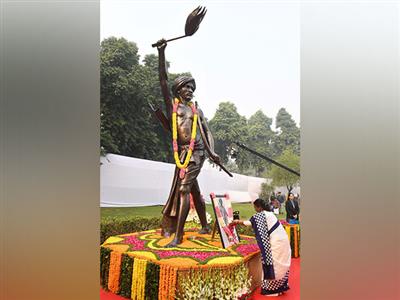 President Murmu, PM Modi pay tribute to Bhagwan Birsa Munda on Janjatiya Gaurav Diwas