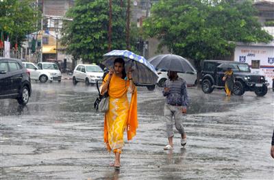 Rain lashes Chandigarh, Srinagar