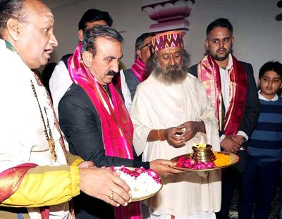 CM offers prayers with Sri Sri Ravi Shankar at Palampur