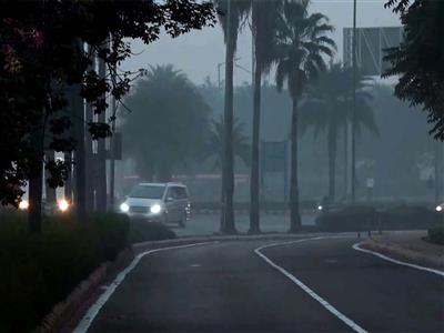 Delhi wakes up to toxic smog, AQI at 392 in 'very poor' category