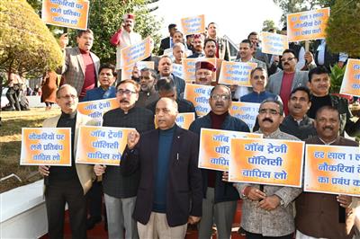 Winter Session: Opposition creates ruckus, demands withdrawal of Job Trainee Policy