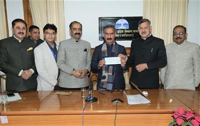 HIMUDA contributes cheque of Rs. 11 Lakh towards Mukhyamantri Sukh Aashray Kosh