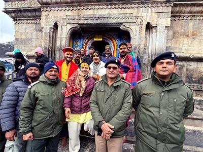 Kailash Kher visits Kedarnath temple, praises pilgrim facilities