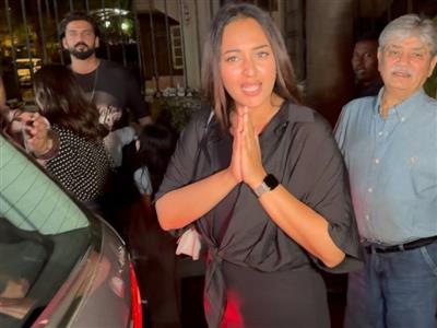 Sonakshi Sinha get upset with paps for overshooting & causing chaos around father Shatrughan Sinha