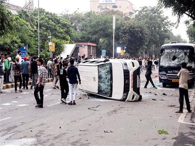 Delhi Police registers 5 FIRs over alleged vandalism, stone-pelting during CJP protest