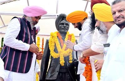 Cabinet Ministers Harpal Singh Cheema and Tarunpreet Singh Sond pay floral tribute to Shaheed Master Karnail Singh Issru