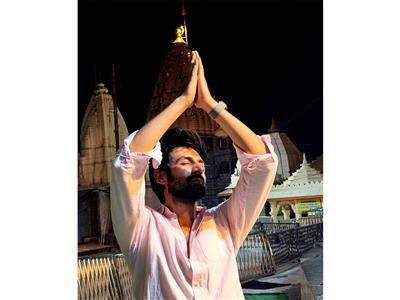 Kartik Aaryan shares first post after knee surgery, says 