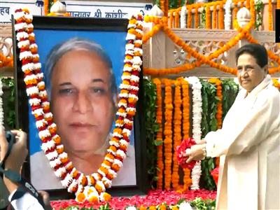 Mayawati pays tribute to Kanshi Ram on 20th death anniversary