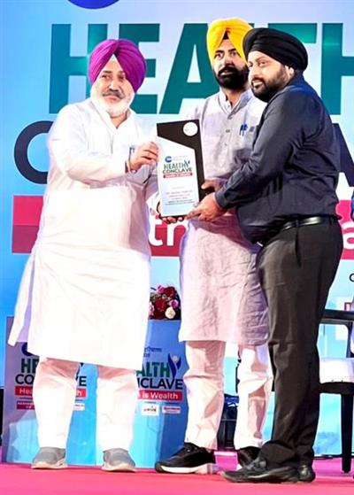 Dr Bhanu gets Zee Pioneer award