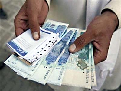 Despite IMF loans, Pakistani rupee continues to fall